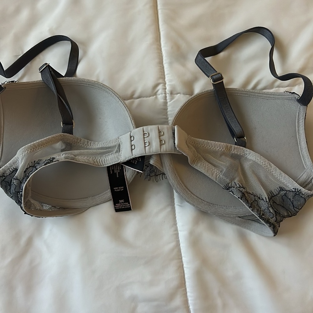 VS Bra - Picture 3 of 4